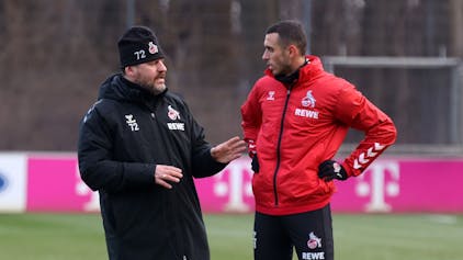 Kölns Trainer Steffen Baumgart spricht mit Mittelfeldspieler Ellyes Skhiri.