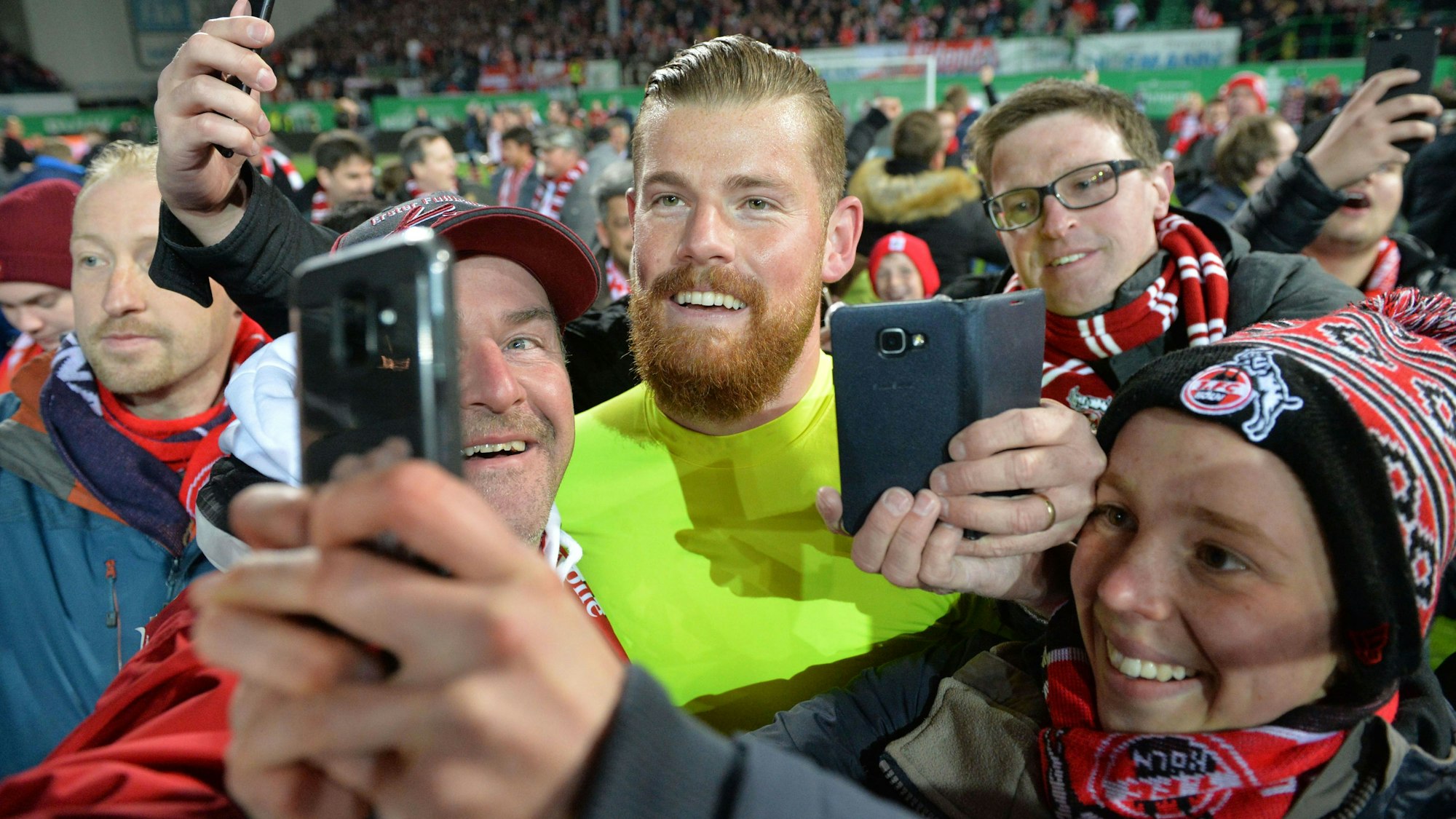 Timo Horn und Fans des 1. FC Köln feiern die Zweitligameisterschaft und Wiederaufstieg.
