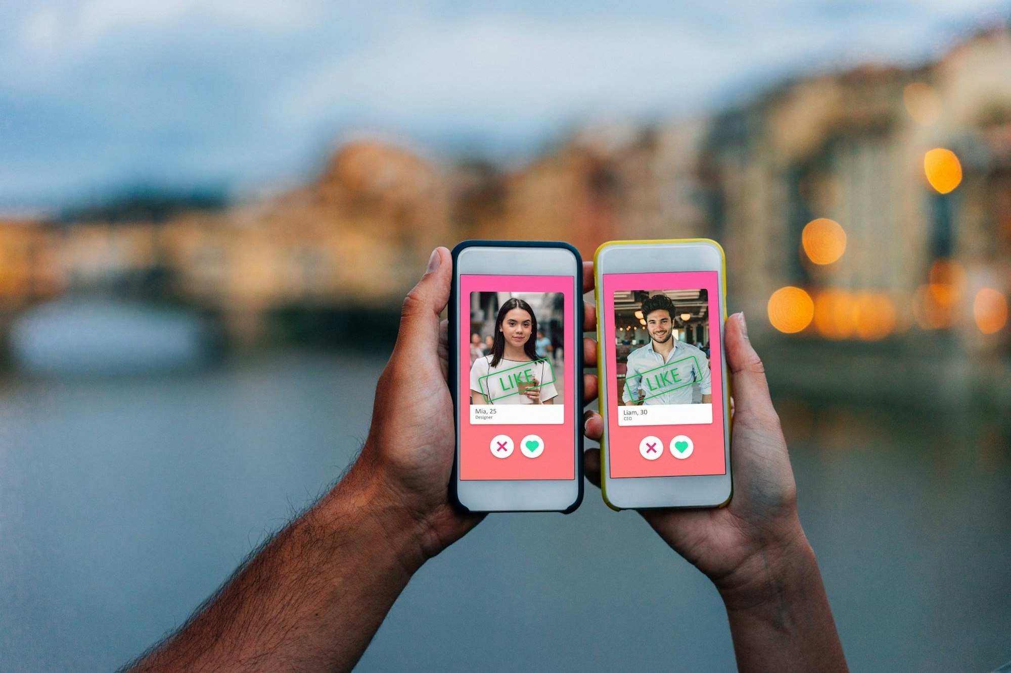 Zwei Hände, die Smartphones mit einer Online-Dating-App auf dem Bildschirm halten.