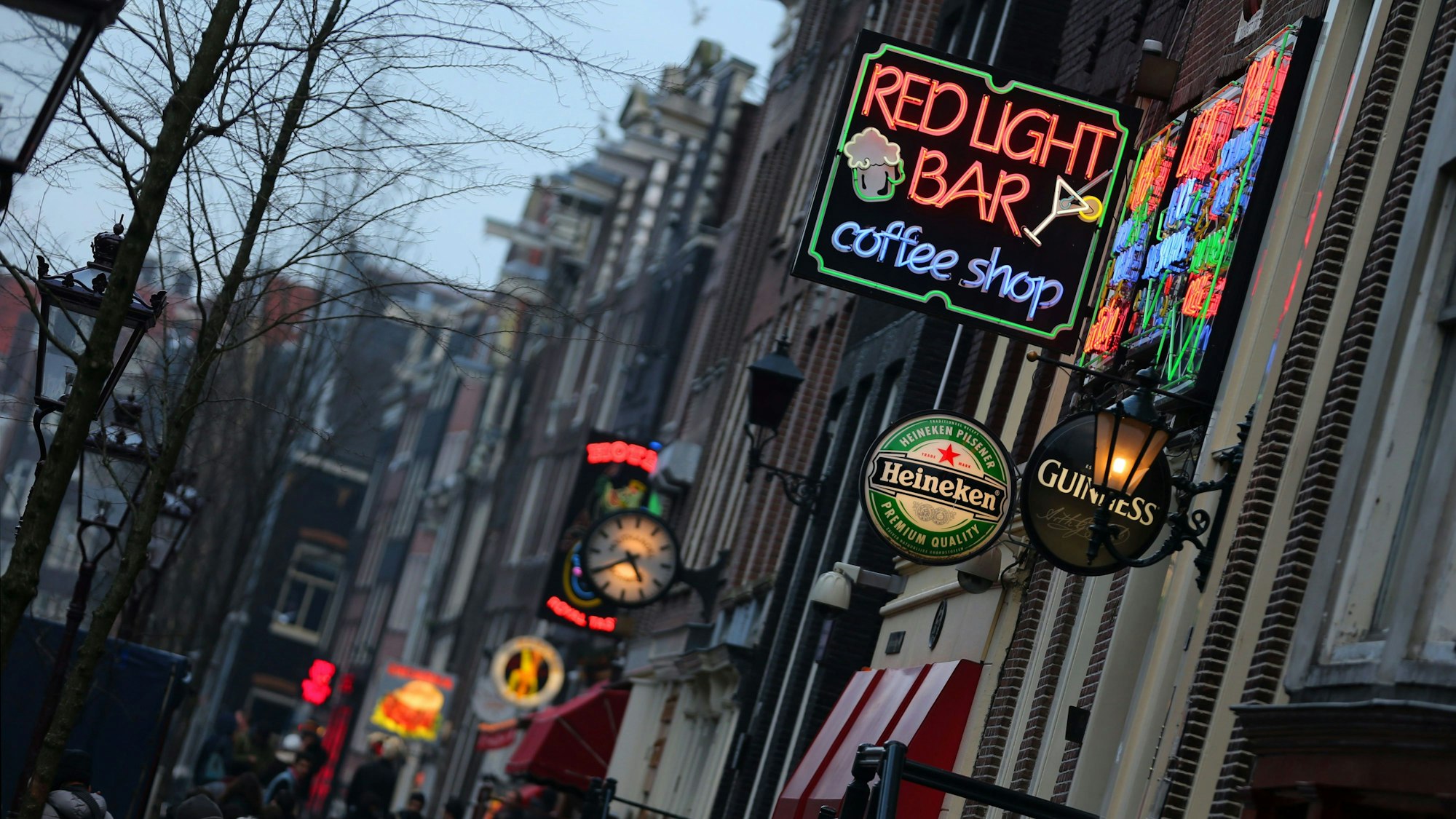 Es ist der Red Light Bar Coffee Shop imRotlichtviertel von Amsterdam zu sehen.