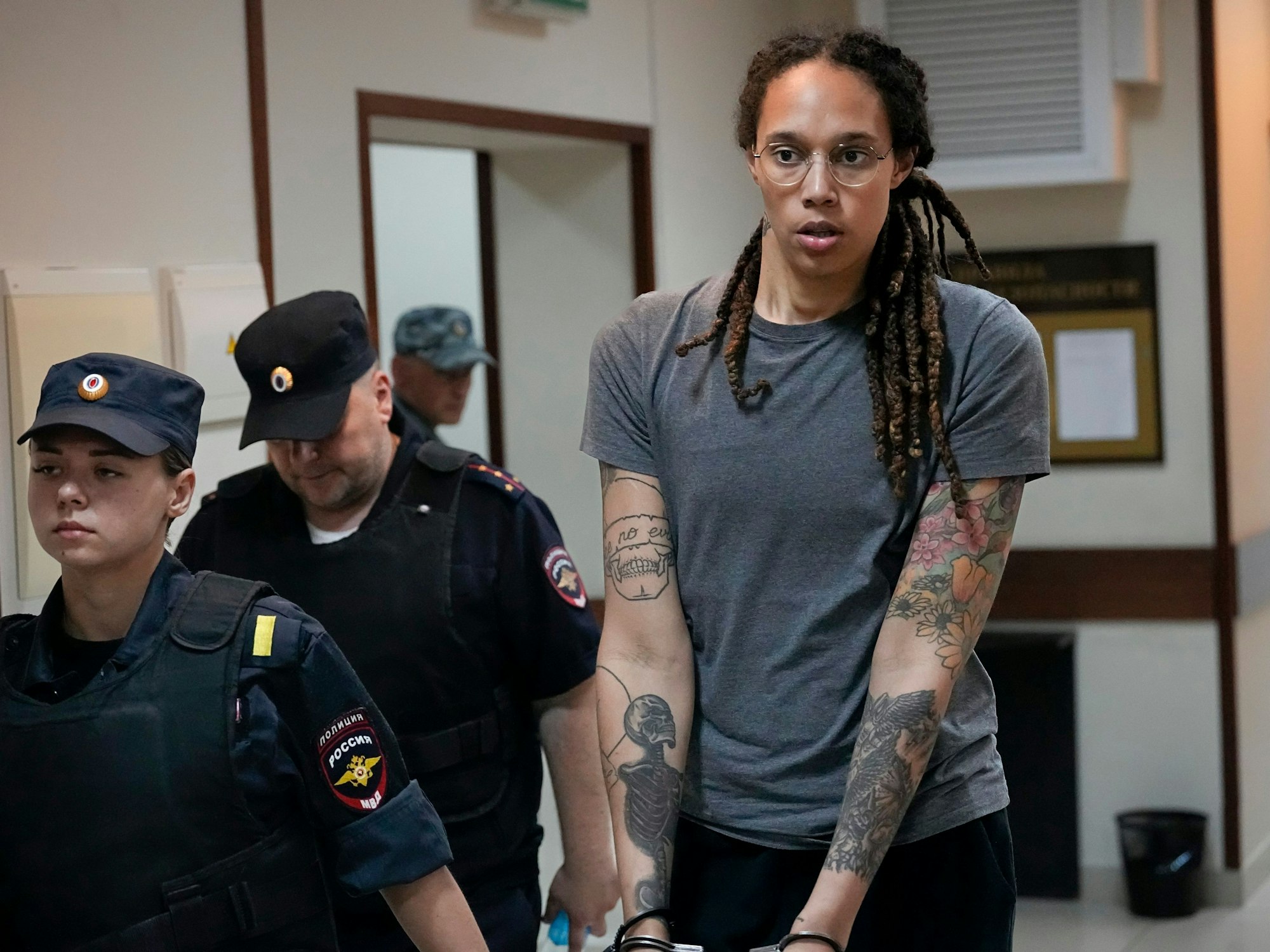 US-Basketballerin Brittney Griner wird nach einer Anhörung in Russland aus dem Gerichtssaal eskortiert.
