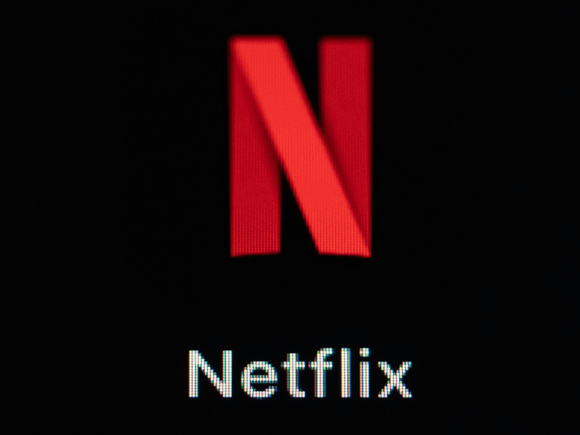 Die App Netflix ist auf dem Display eines Smartphones zu sehen.