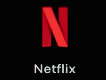 Die App Netflix ist auf dem Display eines Smartphones zu sehen.