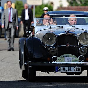 Der damalige Prinz Charles fährt am 28.05.2013 in Langenburg (Baden-Württemberg) mit Schlossherr Philipp Fürst zu Hohenlohe-Langenburg in einem Oldtimer der Marke Alvis durch den Ort.