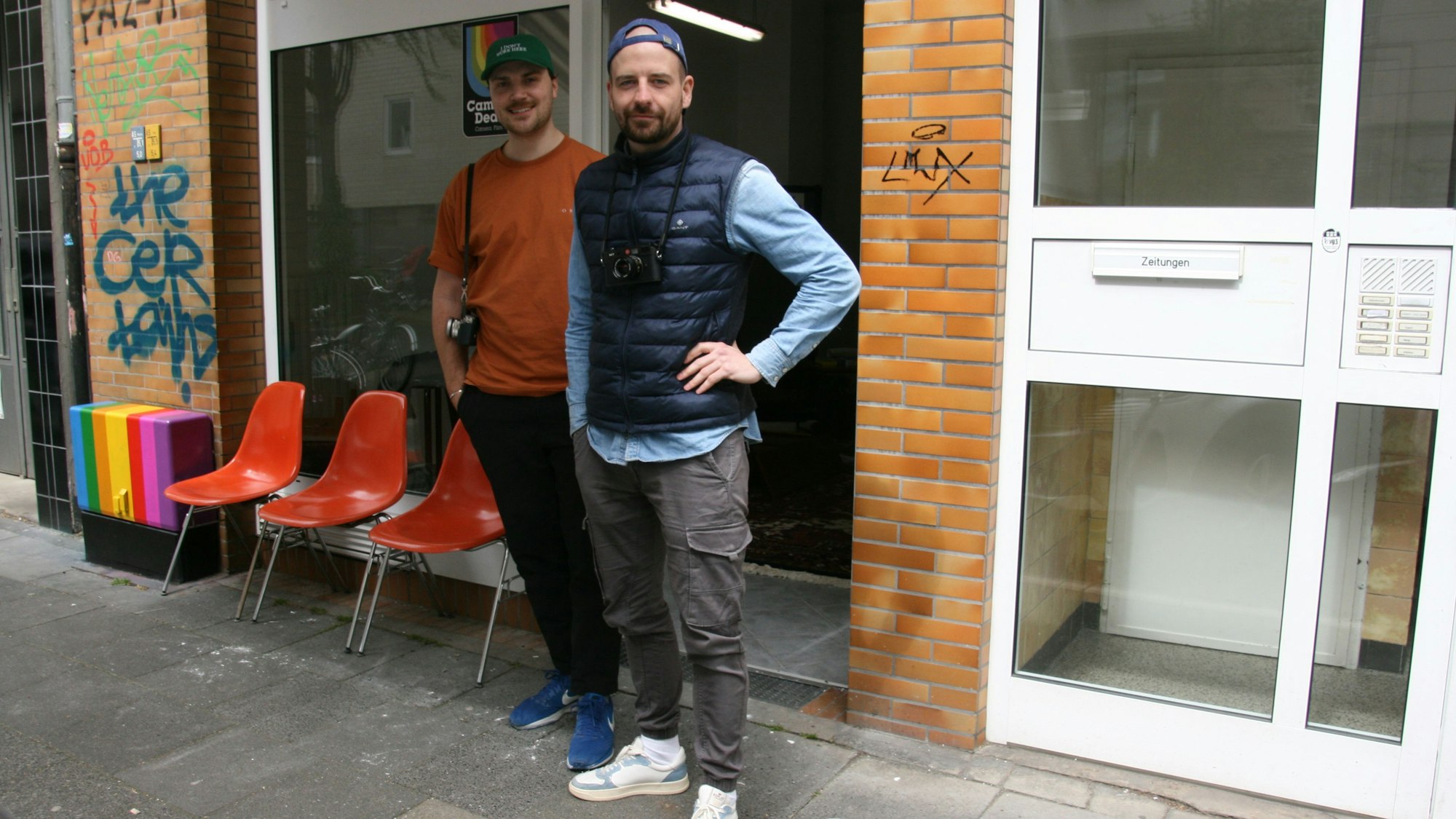 Mitarbeiter Tim Ebert und Besitzer Sascha Drast stehen vor seinem neuen Vintage Kamera Shop „Camera Dealer“.