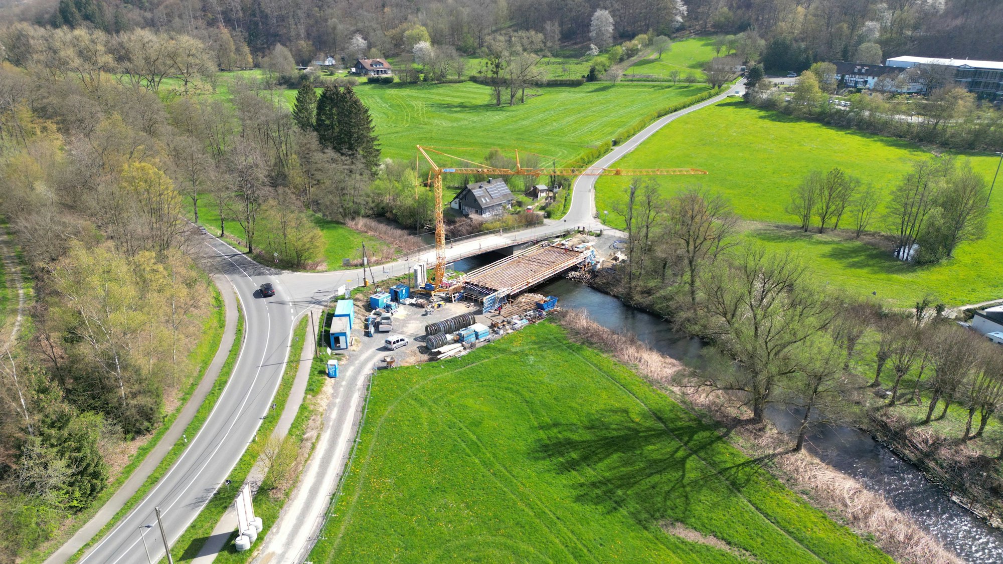Auf dem Luftbild ist der Neubau einer Brücke über die Sülz in Overath-Mittelsteeg zu sehen