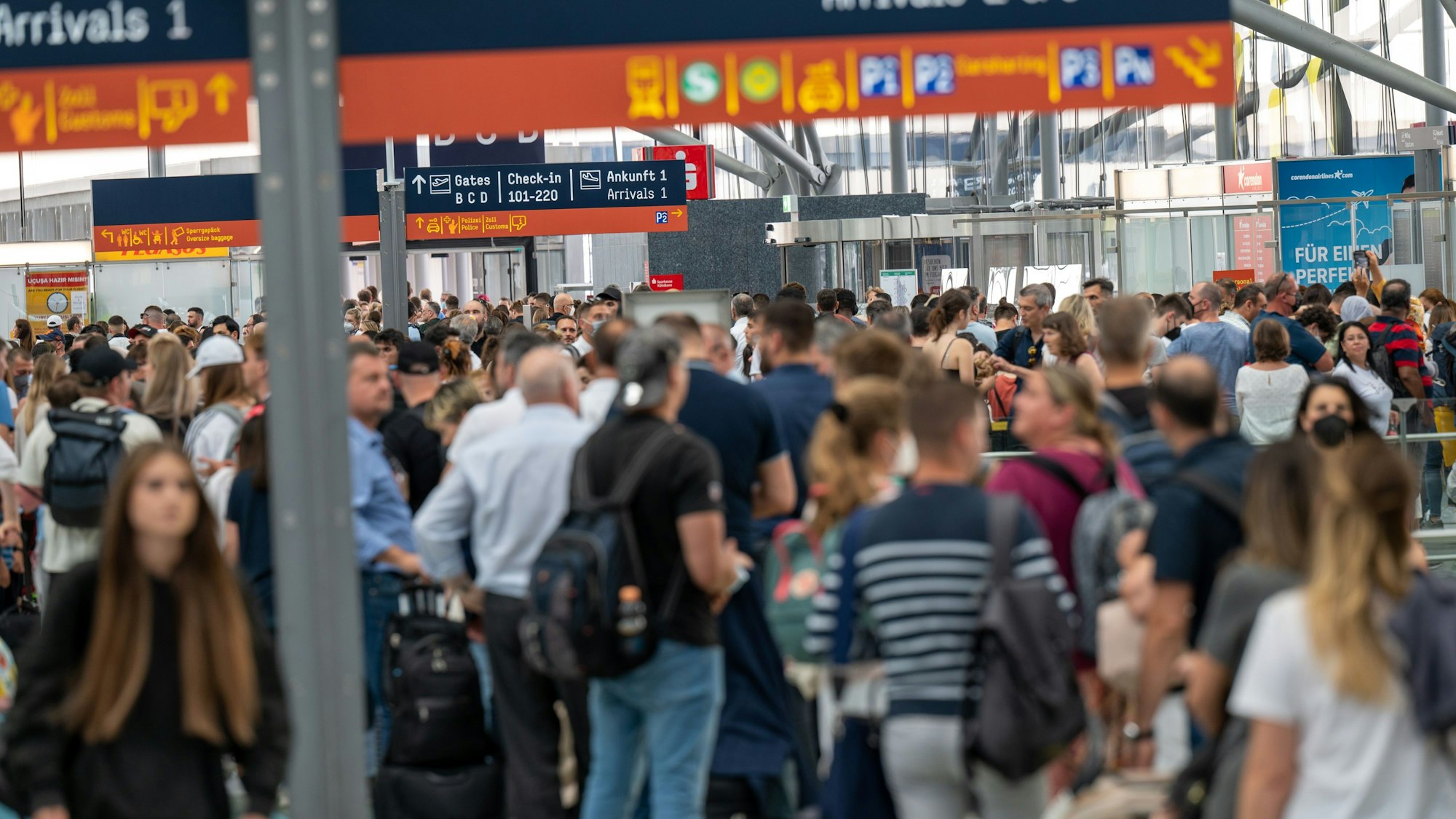 24.6.2022: Am Flughafen Köln-Bonn haben sich extrem lange Warteschlangen von Fluggästen gebildet, weil nicht genug Sicherheitspersonal für den Security Check vor den Gates vorhanden ist.