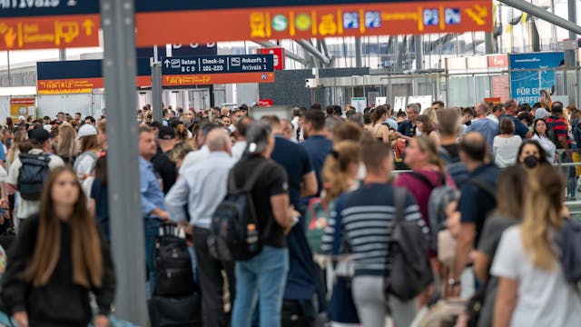 24.6.2022: Am Flughafen Köln-Bonn haben sich extrem lange Warteschlangen von Fluggästen gebildet, weil nicht genug Sicherheitspersonal für den Security Check vor den Gates vorhanden ist.&nbsp;