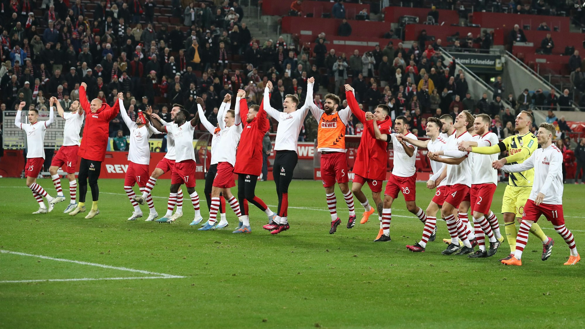 Die Profis des 1. FC Köln feiern das 3:0 gegen Eintracht Frankfurt.