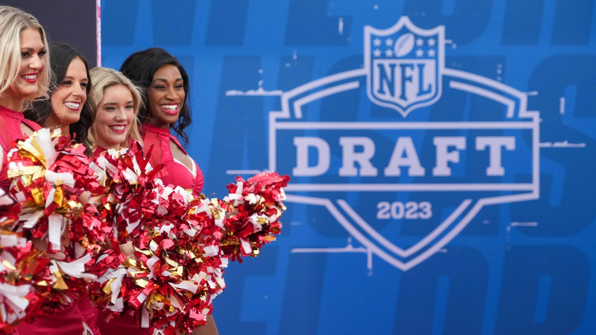 Cheerleader der Kansas City Chiefs posieren am roten Teppich am ersten Tag des NFL-Drafts.