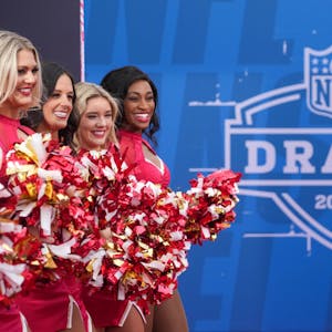 Cheerleader der Kansas City Chiefs posieren am roten Teppich am ersten Tag des NFL-Drafts.