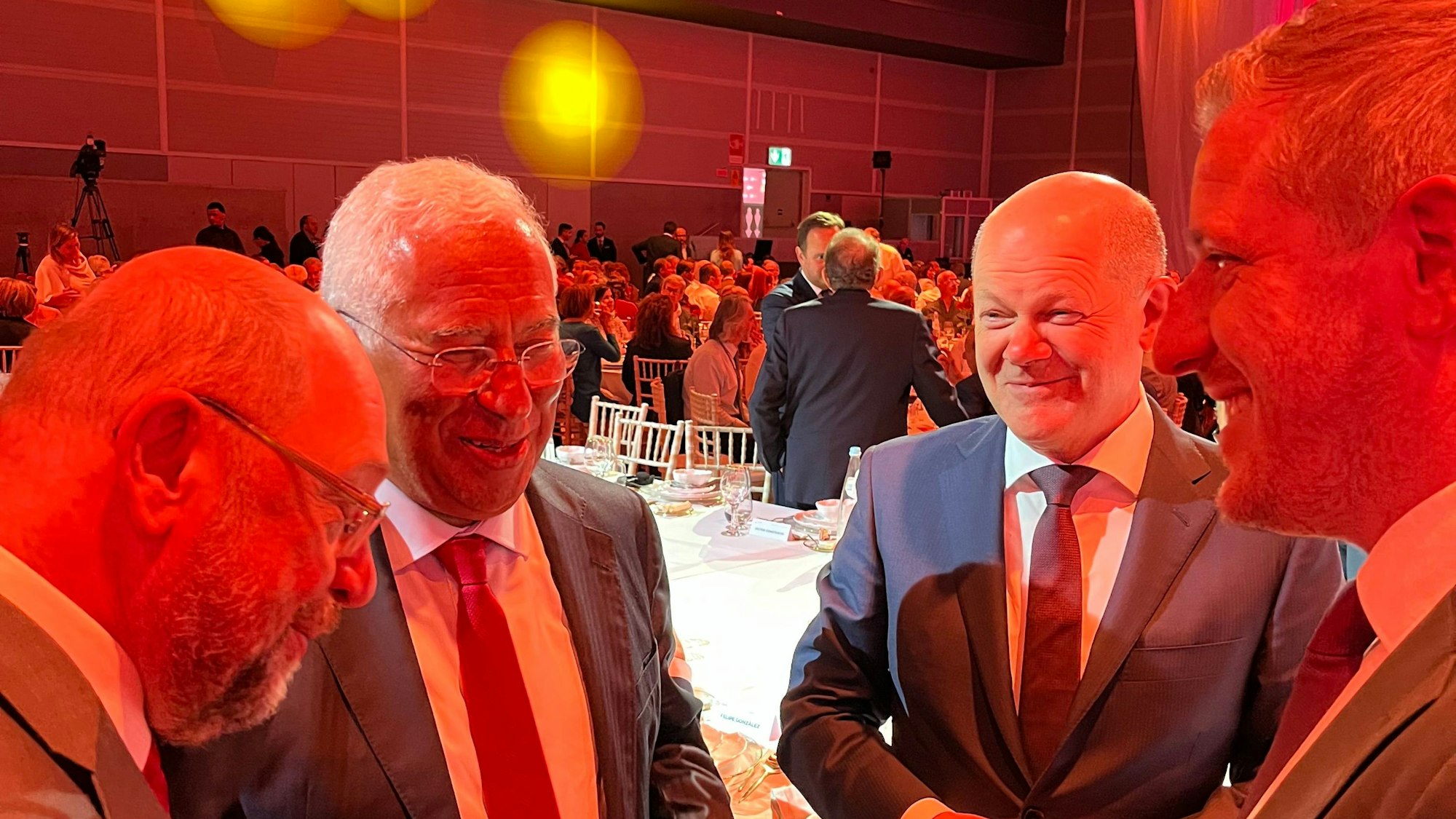 Euskirchens Landrat Markus Ramers (r.) war zur 50-Jahr-Feier der Partido Socialista in Portugal und traf dort neben Martin Schulz (l., Vorsitzender Friedrich-Ebert-Stiftung) und Bundeskanzler Olaf Scholz (2.v.r.) auf Portugals Premierminister António Costa.