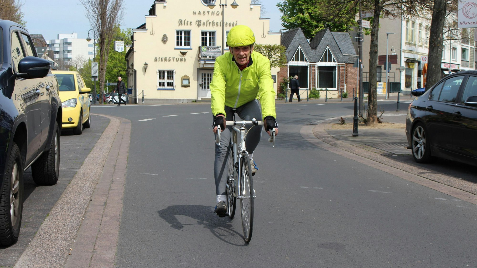 Ein Fahrradfahrer fährt auf einer Straße in der Euskirchener Innenstadt.