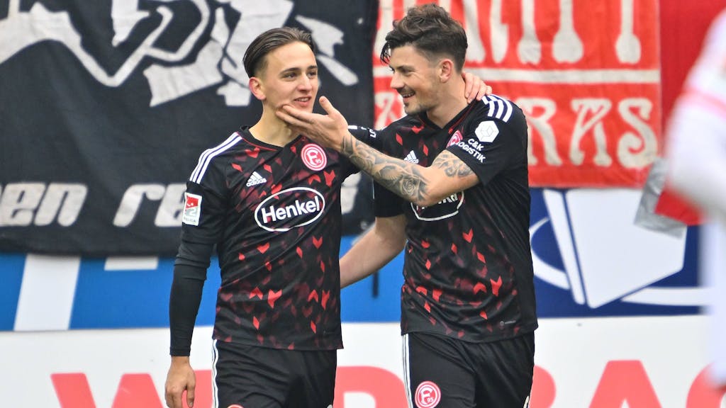 Michal Karbownik und Dawid Kownacki beim Torjubel im Trikot von Fortuna Düsseldorf.