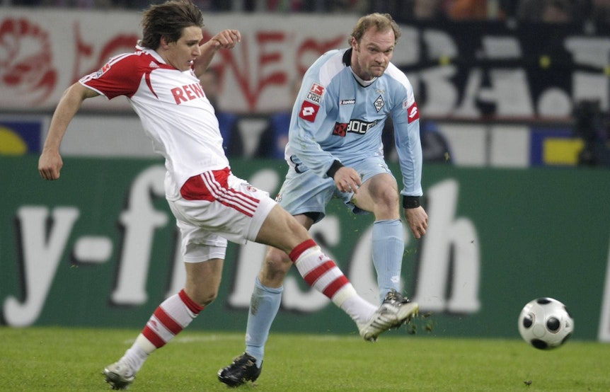 Alexander Voigt (r.) zählt in Gladbach zu den Aufstiegshelden, die Borussia 2008 zurück in die Bundesliga geführt haben. Auf diesem Foto ist er während des Derby-Duells (7. April 2008) beim 1. FC Köln im Zweikampf mit Patrick Helmes (l.) im Müngersdorfer Stadion zu sehen.