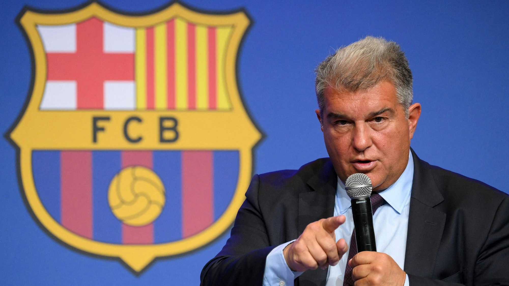 Barcelonas Präsident Joan Laporta bei einer Pressekonferenz im Camp Nou am 17. April 2023. Der Klub-Boss bastelt zurzeit Gerüchten zufolge an einer Messi-Rückkehr.