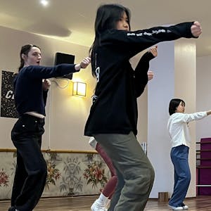 Schülerinnen tanzen zu K-Pop in Ehrenfeld