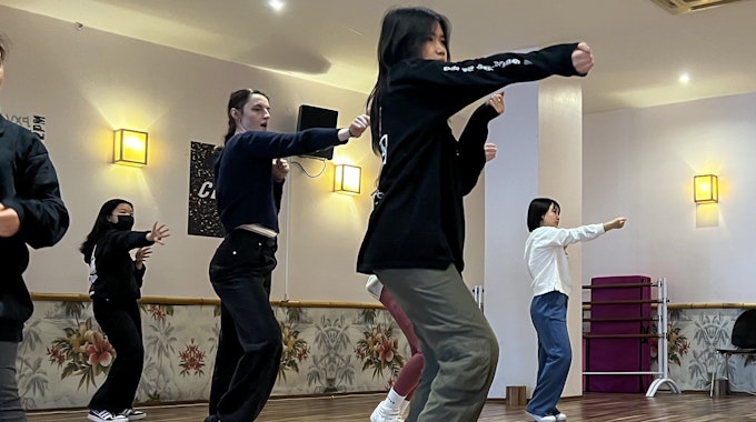 Schülerinnen tanzen zu K-Pop in Ehrenfeld