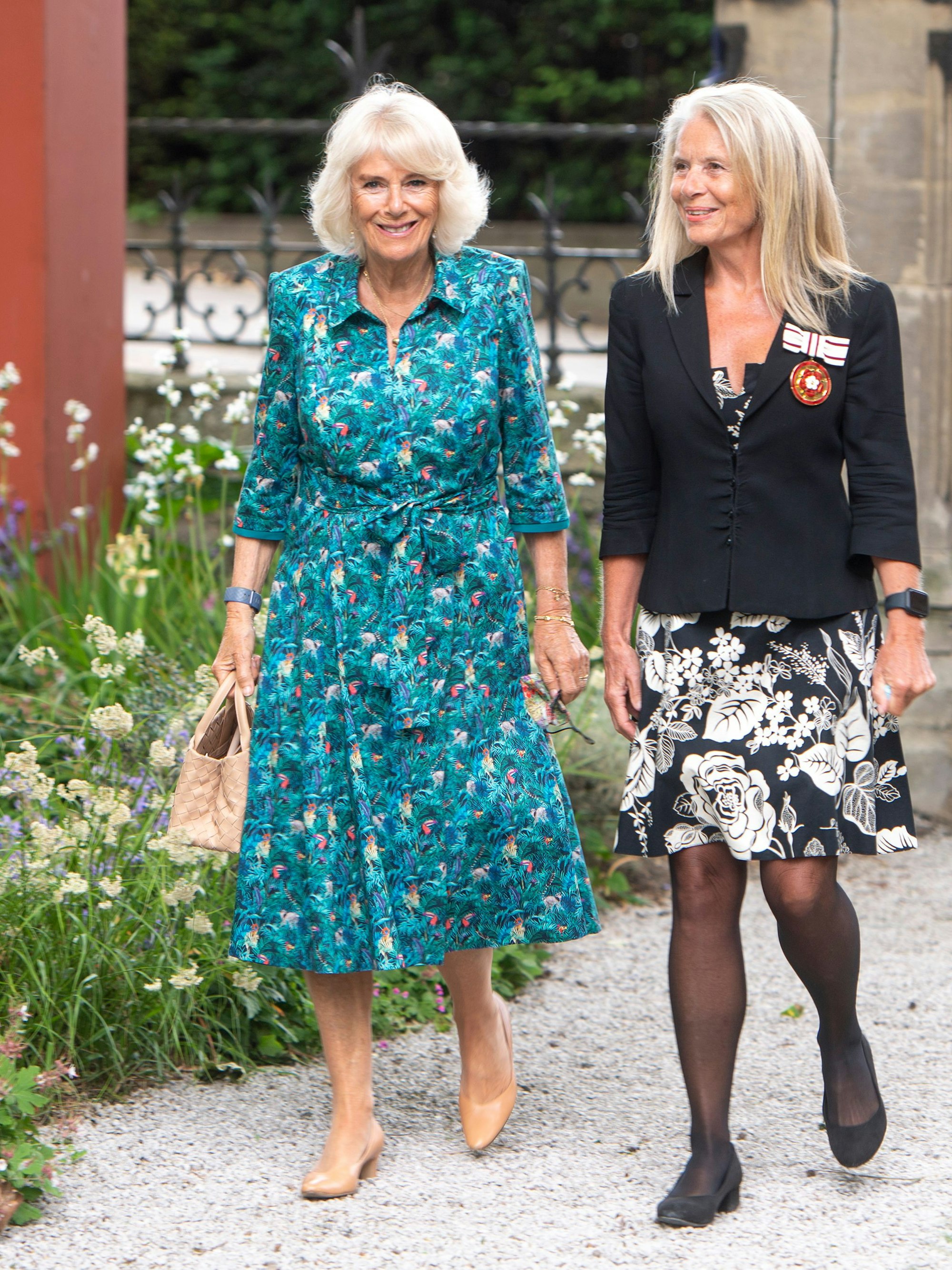 Königin Camilla wird bei ihrer Krönung wahrscheinlich Schuhe von Sole Bliss tragen, wie hier beim Besuch des Gartenmuseums anlässlich der Eröffnung der jährlichen British Flowers Week 2021, die als ihre Lieblingsmarke gilt.