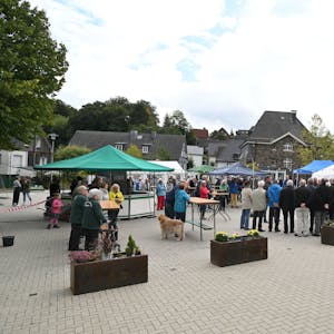 Menschen auf der Einweihung des Dorfplatzes in Kürten-Biesfeld.