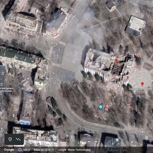 Ein Screenshot auf Google Earth zeigt das zerstörte Theater in Mariupol.