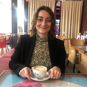 Frau im Café mit Cappuccino