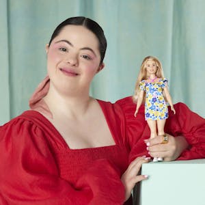 Handout-Foto von Mattel, auf dem Ellie Goldstein, britisches Model mit Down-Syndrom, mit der ersten Barbie-Puppe mit Down-Syndrom steht. Die US-Spielwarenfirma Mattel hat erstmals eine «Barbie-Puppe mit Down-Syndrom» auf den Markt gebracht. Die Puppe mit langen Haaren, einer pinkfarbenen Kette und einem bunten Blumenkleid solle «mehr Kindern ermöglichen, sich selbst in Barbie widergespiegelt zu sehen, und Barbie ermöglichen, die Welt um sie herum widerzuspiegeln», hieß es am Dienstag von Mattel.