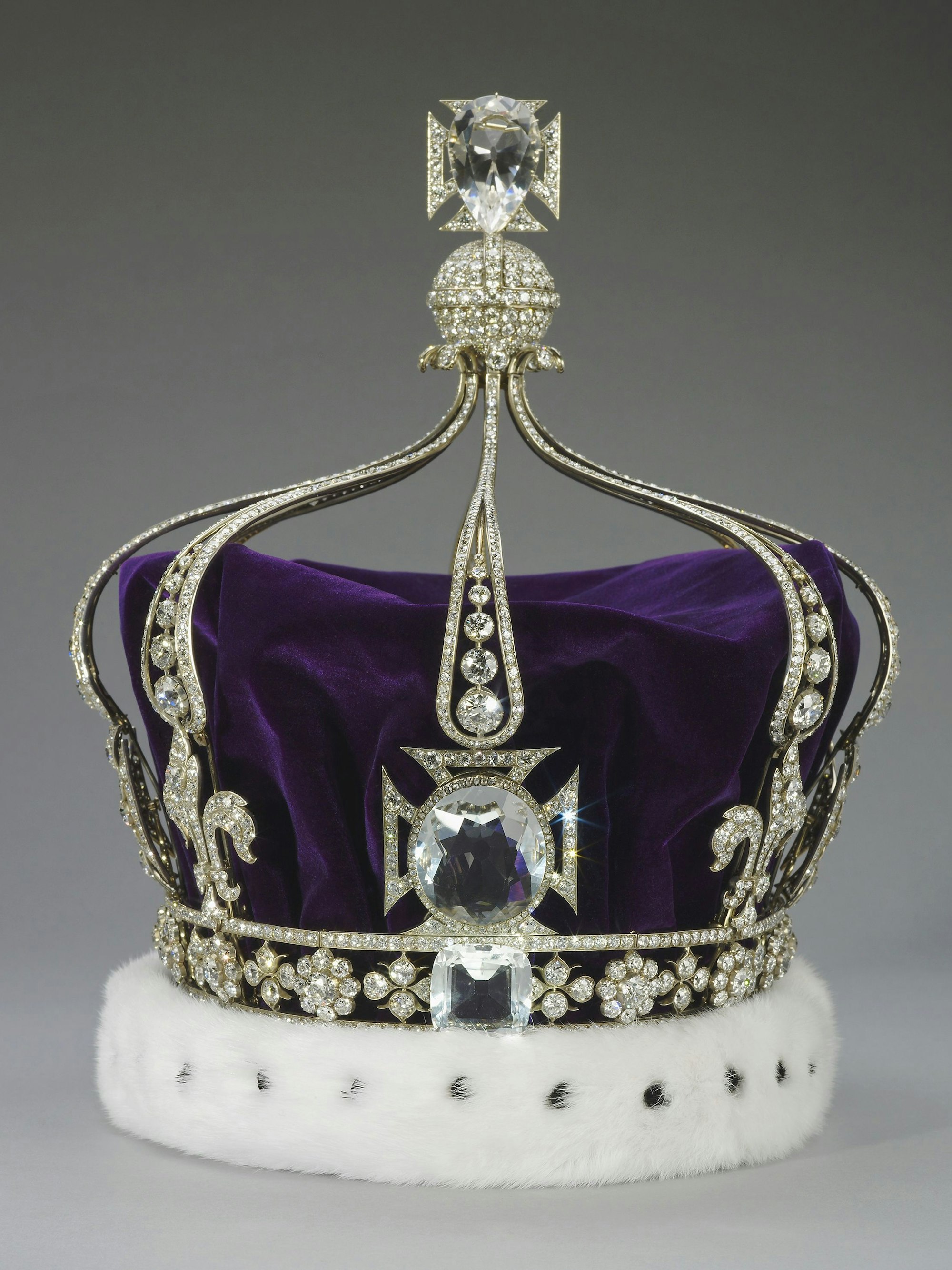Das undatierte, vom Buckingham Palast herausgegebene Handout-Foto zeigt die Krone von Königin Mary. Sie ist lila und hat vorne einen riesigen Diamanten. Unten ist Pelz.