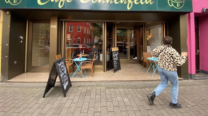 Das in der letzten Aprilwoche 2023 eröffnete Café Bohnenfeld auf der Venloer Straße in Köln-Ehrenfeld.