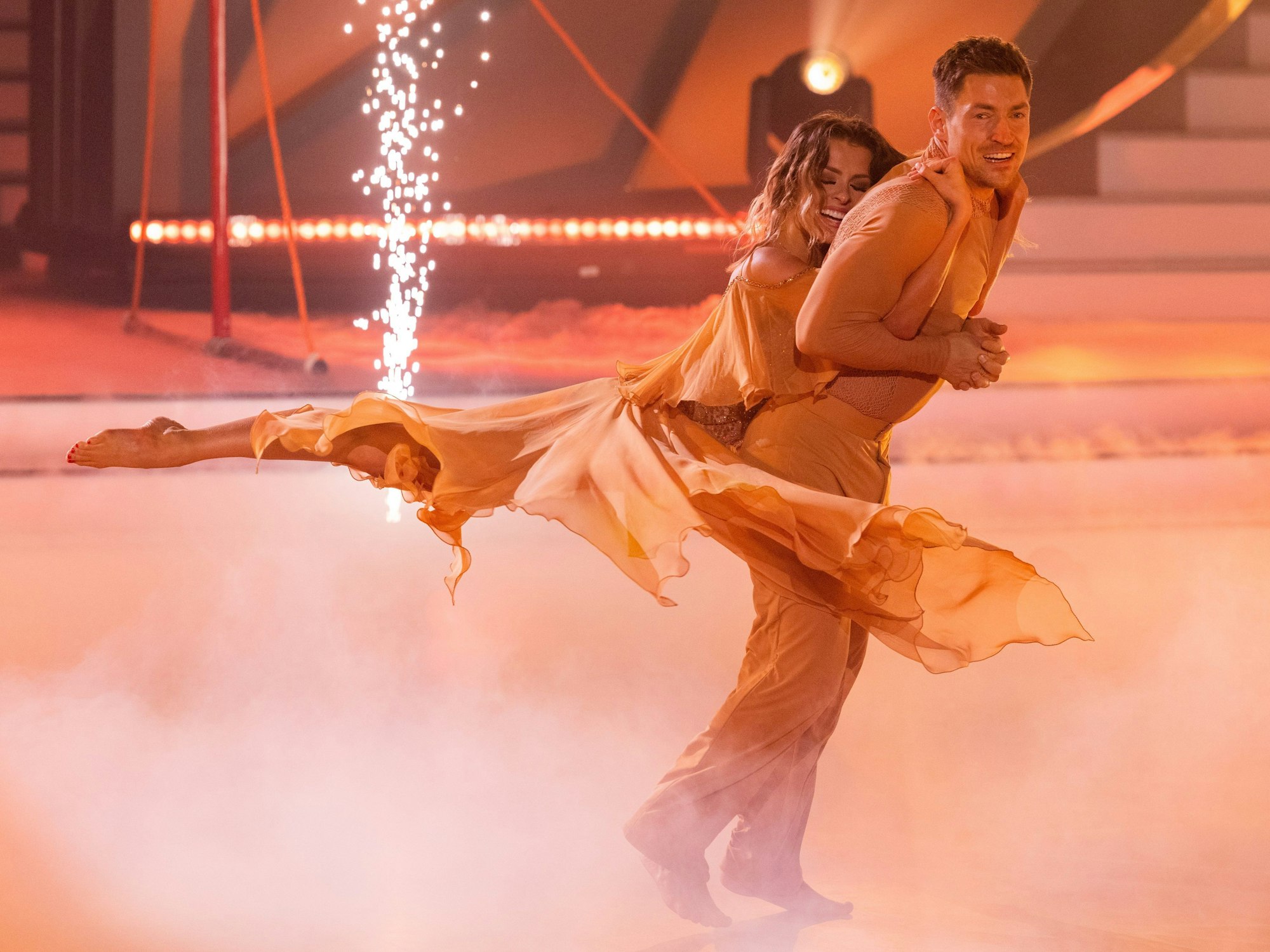 Philipp Boy und Patricija Ionel, Profitänzerin tanzen in der RTL-Tanzshow "Let's Dance" im Coloneum.