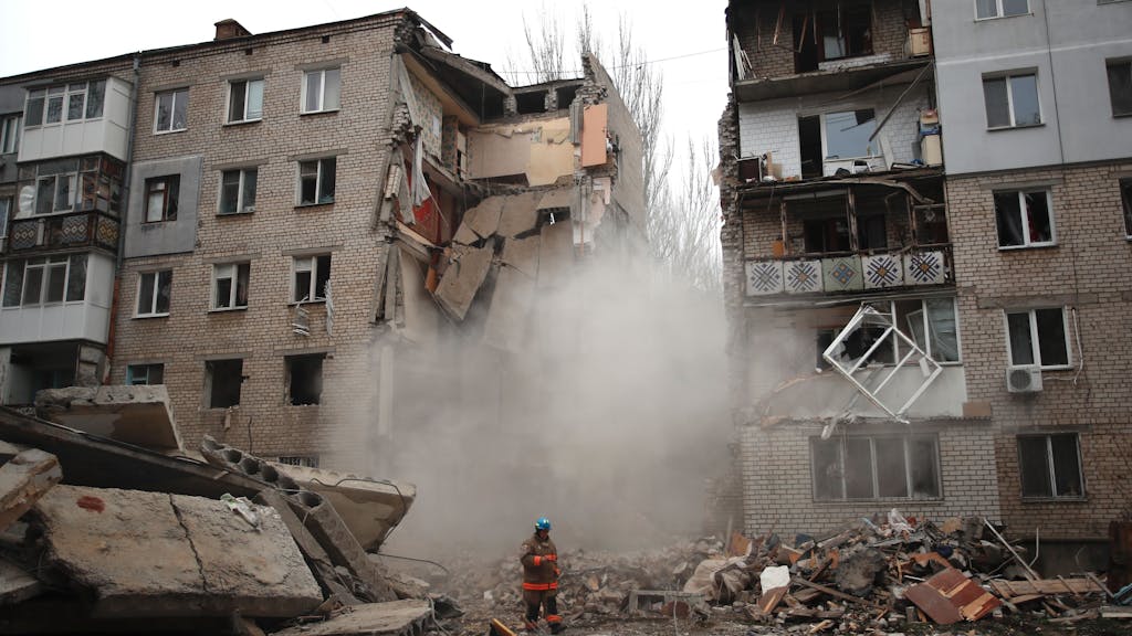 Einsturz eines fünfstöckigen Wohnhauses in der Stadt Mykolajiw, hier im November 2022, nachdem es von einer S-300-Rakete getroffen wurde.