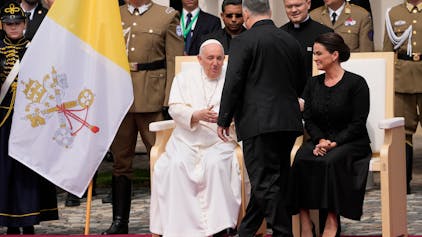 Papst Franziskus (l), wird von Viktor Orban, Ministerpräsident von Ungarn, auf dem Platz vor dem Palais Sandor begrüßt. Rechts sitzt  Katalin Novak, Präsidentin von Ungarn.&nbsp;