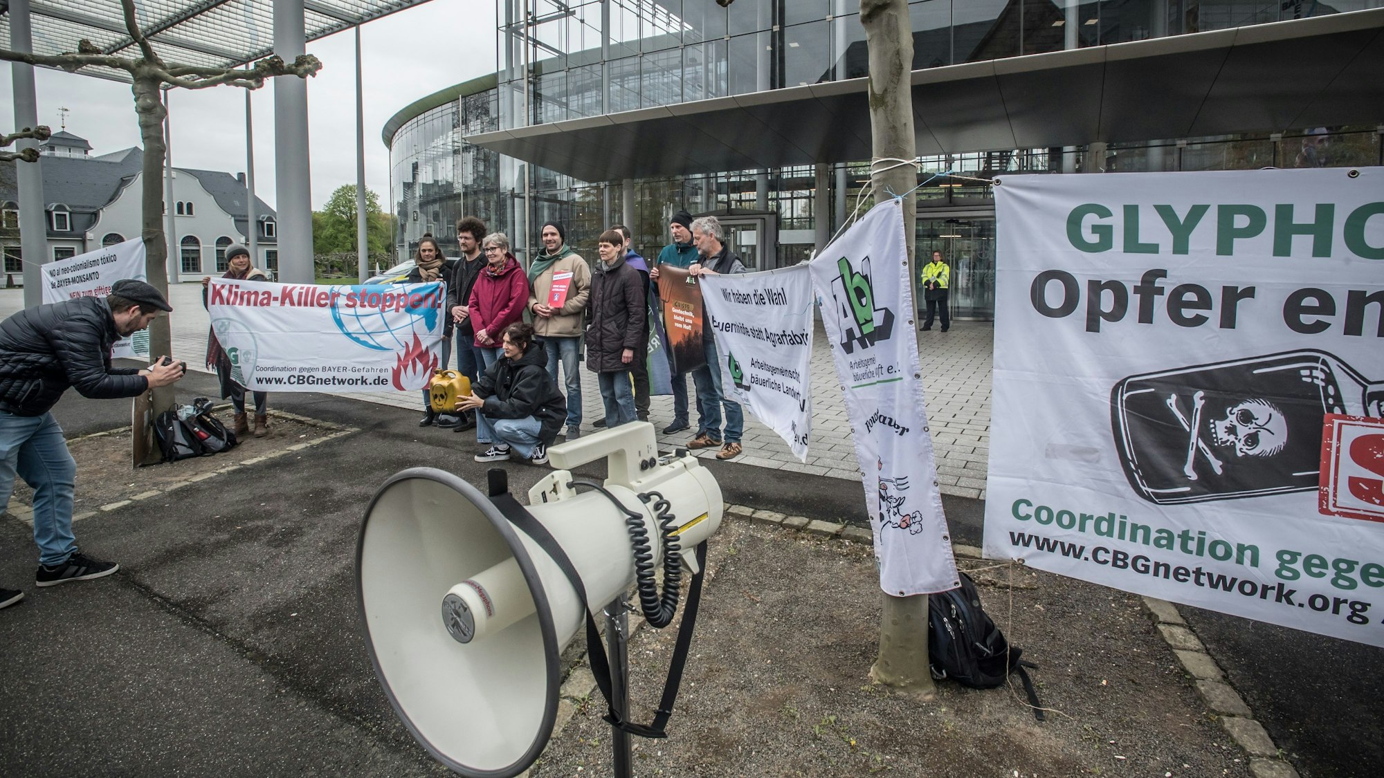 Protest vor der Konzernzentrale der Coordination gegen Bayer-Gefahren