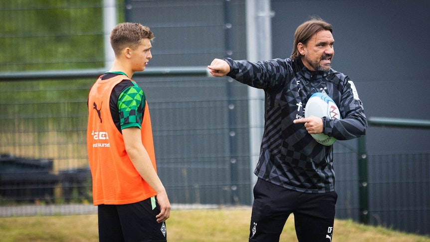 Oscar Fraulo (l.) und Trainer Daniel Farke (r.) bei einer Trainingseinheit von Borussia Mönchengladbach am 27. Juni 2022 im Borussia-Park.