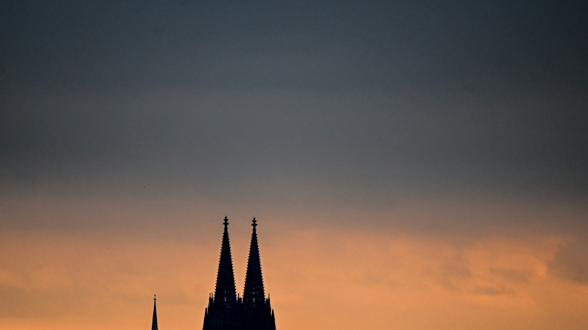 Dunkel ist der Himmel über den Türmen vom  Kölner Dom.