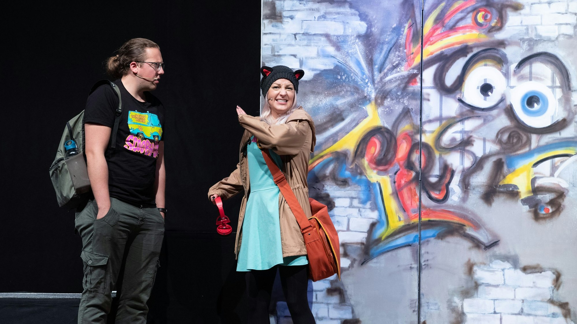 Zwei Schauspieler der Kölner Theatergruppe „Comic On“ auf der Bühne der Drahtzieherei.