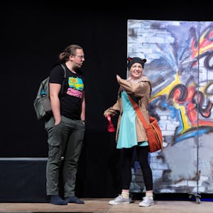 Zwei Schauspieler der Kölner Theatergruppe „Comic On“ auf der Bühne der Drahtzieherei.