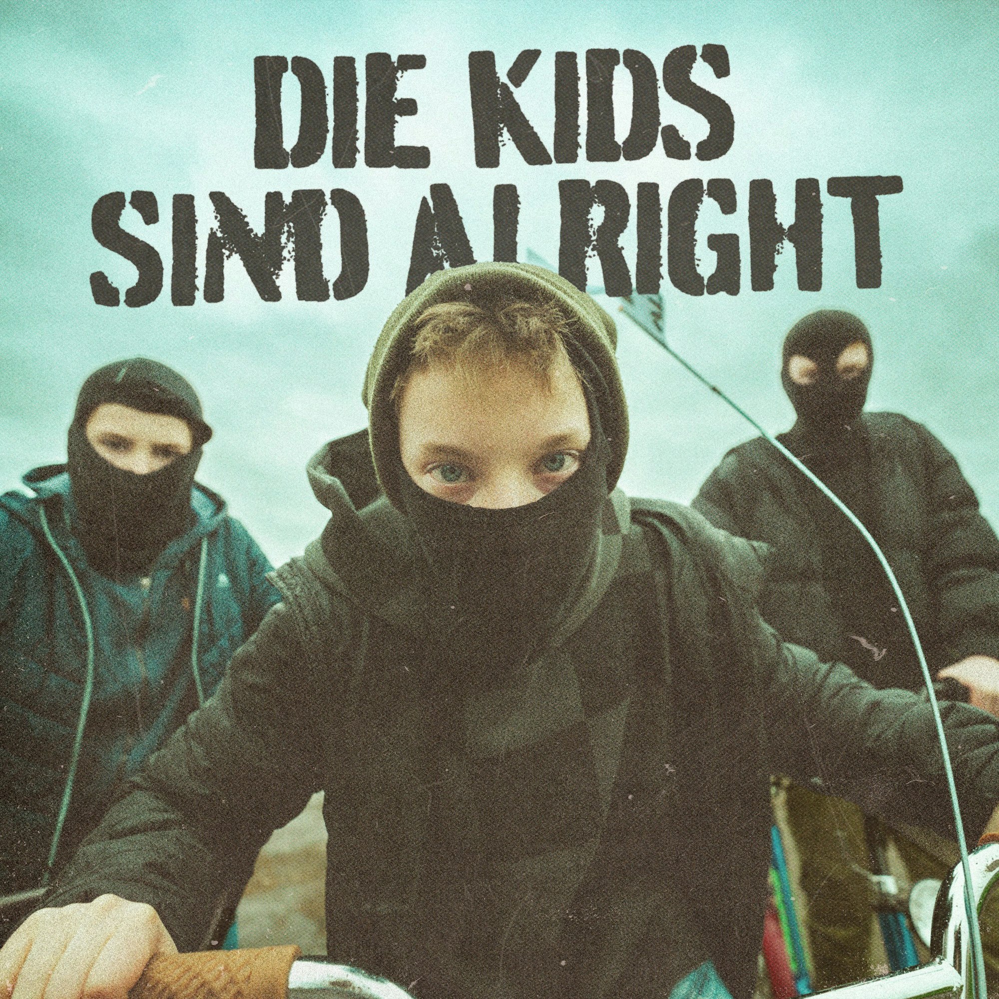 Das neue Cover zeigt drei Kinder mit schwarzer Kleidung und Masken.