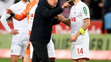 Freiburgs Trainer Christian Streich gestikuliert nach dem Spiel zwischen Freiburg und Köln im Rhein-Energie-Stadion, Jonas Hector hört lächelnd zu.&nbsp;