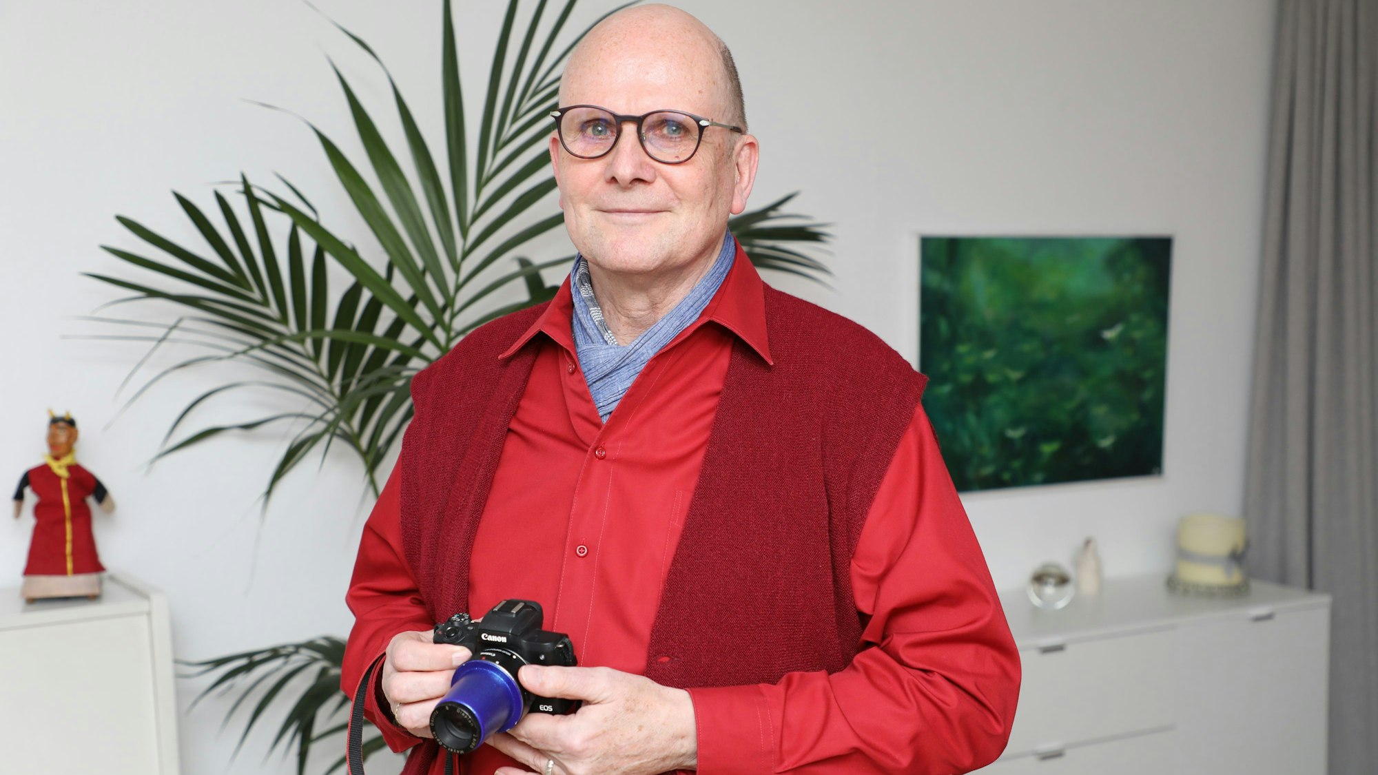 Andreas Heine aus Bergisch Gladbach mit seiner Kamera.