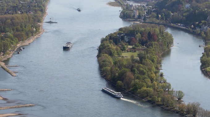 Blick vom Drachenfels auf die Insel Nonnenwerth. Auf dem Rhein fahren Frachtschiffe und die Fähre von Bad Honnef nach Remagen
