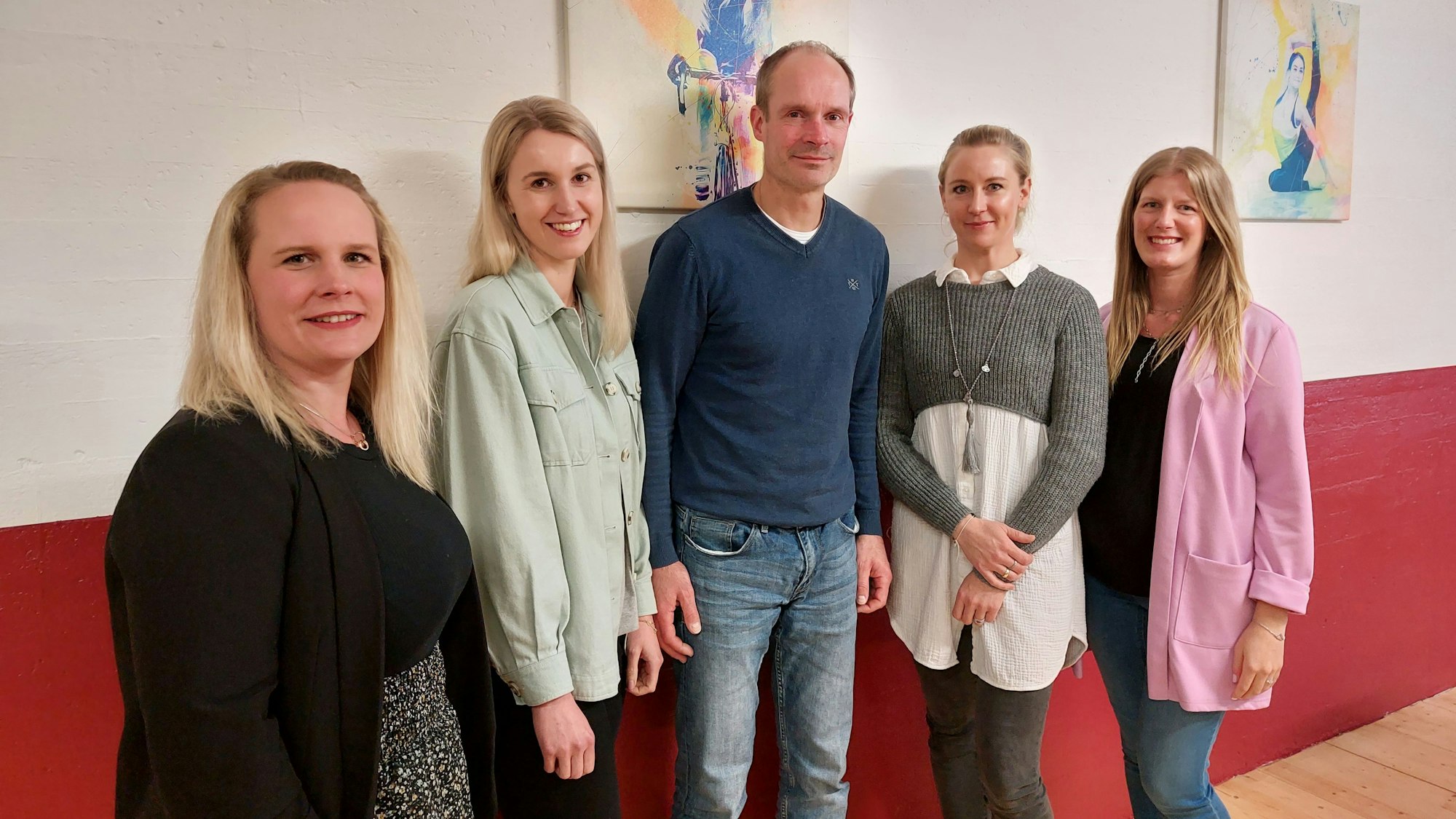 Gruppenbild mit vier Frauen und einem Mann, die zusammen den neuen Vorstand des TV Hülsenbusch bilden.