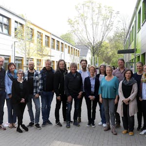 Musiker der Bläck Fööss zusammen mit Lehrern, Musikpädagogen und des Fördervereins der Grundschule und der Helmut-Behn-Stiftung. 