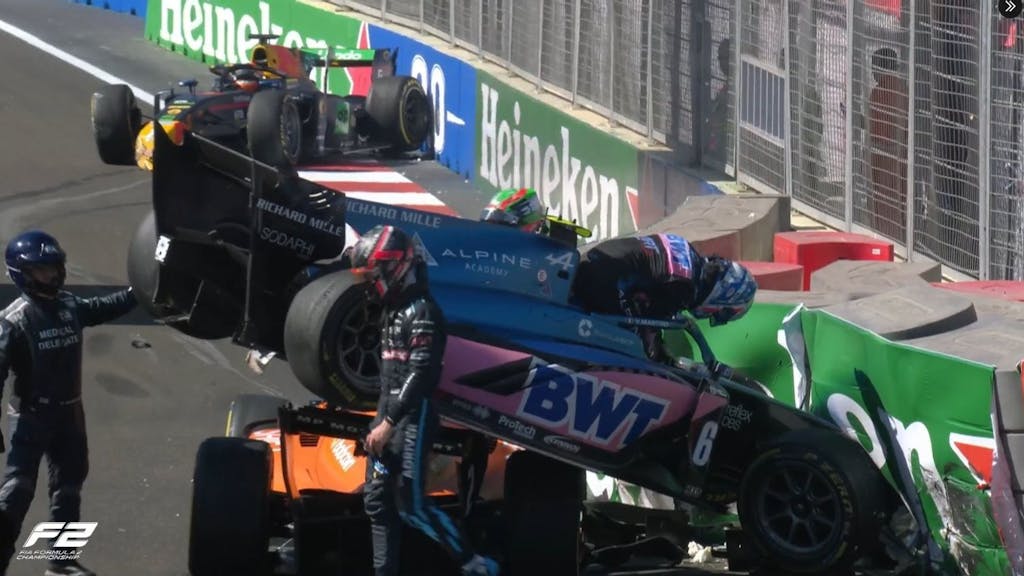 Ein Crash in der Formel 2 beim Sprintrennen in Baku.