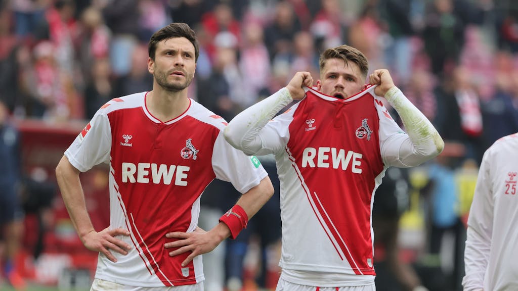 FC-Kapitän Jonas Hector (l.) und Jan Thielmann waren nach der 0:1-Niederlage gegen den SC Freiburg (29. April 2023) enttäuscht.
