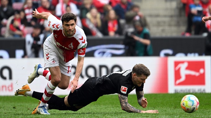 Kölns Jonas Hector (l) und Freiburgs Lukas Kübler kämpfen um den Ball.
