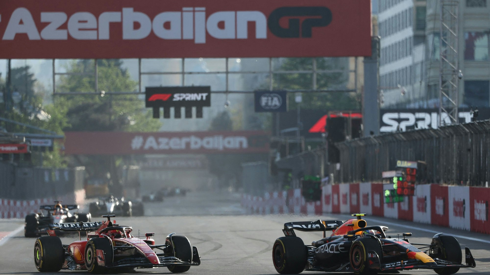 Sergio Perez und Charles Leclerc duellieren sich beim GP von Aserbaidschan.