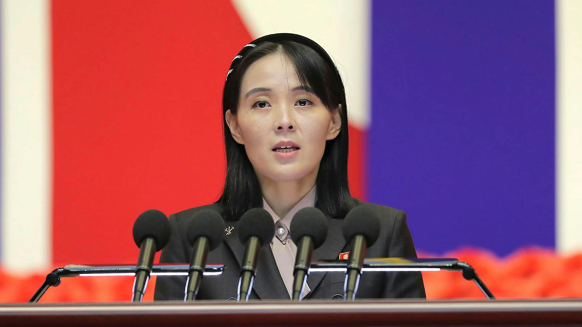 Auf diesem im Sommer 2022 von der nordkoreanischen Regierung zur Verfügung gestellten Foto via AP hält Kim Yo Jong, die Schwester des nordkoreanischen Machthabers Kim Jong Un, eine Rede.