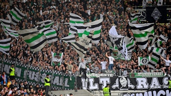 Die Fans von Borussia Mönchengladbach am 29. April 2023 im Gästeblock der Mercedes Benz Arena in Stuttgart.
