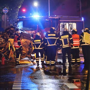 Feuerwehrleute am Unfallort in Hürth.